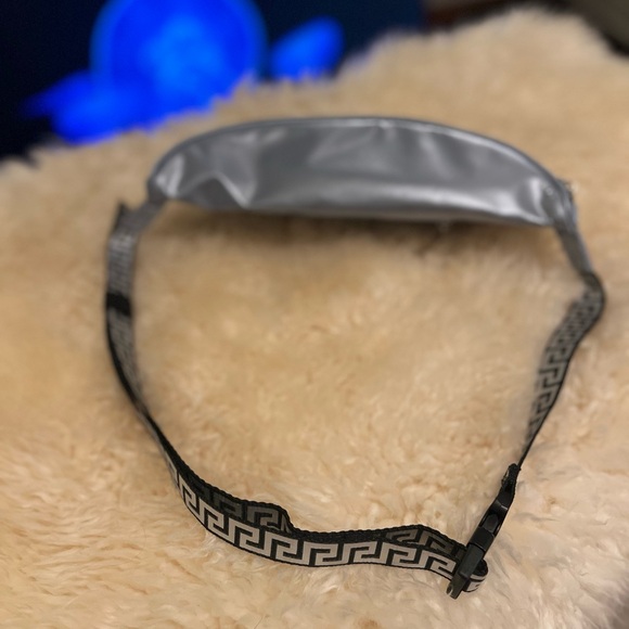 Fanny Pack Versace Adjustable Strap Good used condition!! - Picture 7 of 16